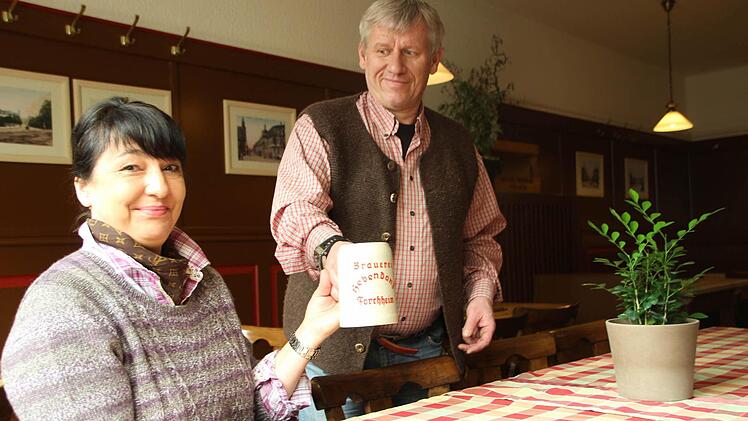 Silvia und Dieter Eger wollen als neues Wirtspaar bodenständige Gastlichkeit in der Brauereiwirtschaft Hebendanz bieten.  Foto. Andreas Oswald