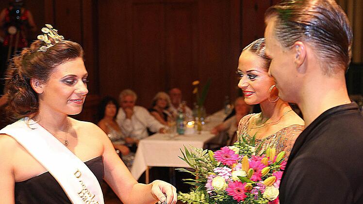 Rosenkönigin Aileen Kempf war viel beschäftigt. Sie ehrte die Turnier-Sieger Jan Dvoracek und Malika Dzumaev (Grün-Gold Club Bremen).