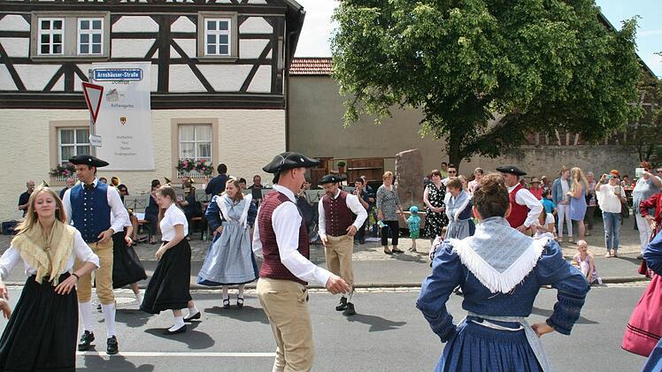 Fränkische Rundtänze vor stimmungsvoller Kulisse. Foto: Vogel