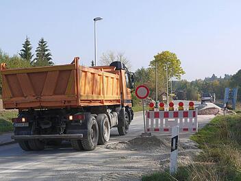 Noch herrscht Baustellenverkehr auf der Grüber Ortsdurchfahrt - aber schon am morgigen Donnerstag soll die Straße wieder für den Verkehr freigegeben werden.Foto: Berthold Köhler