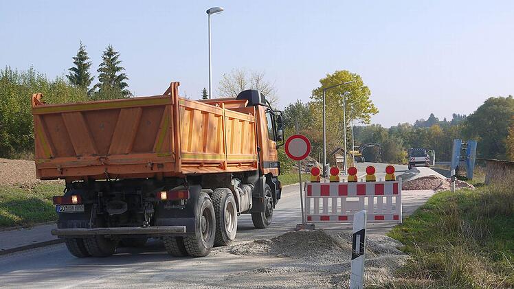 Noch herrscht Baustellenverkehr auf der Grüber Ortsdurchfahrt - aber schon am morgigen Donnerstag soll die Straße wieder für den Verkehr freigegeben werden.Foto: Berthold Köhler