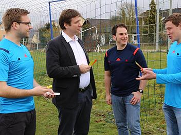 Der Jungschiedsrichterbeauftragte Michael Schmitt, Landrat Hermann Ulm, Lehrwart Matthias Schmolke und Christoph Stühler, Schiedsrichterobmann für den Kreis Forchheim (v.l.), stellten die Vorzüge der Schiedsrichter-Tätigkeit heraus. Foto: Franz Galster