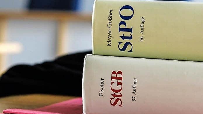 Im Zweifel für den Angeklagten: Das Schöffengericht war nicht überzeugt davon, dass ein 25-Jähriger seine Freundin zum Sex gezwungen hat und sprach ihn frei. Symbolfoto: Christopher Schulz