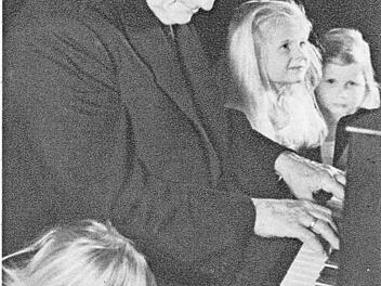 Professor Wilhelm Kempff im Kreise seiner Kinder am Klavier Repro: BR