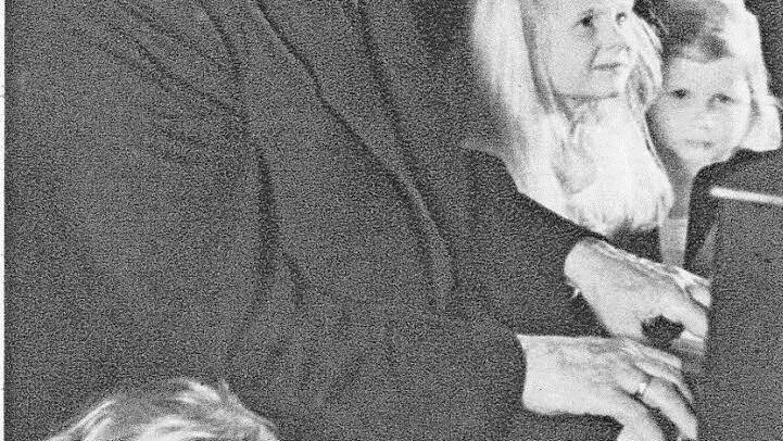 Professor Wilhelm Kempff im Kreise seiner Kinder am Klavier Repro: BR