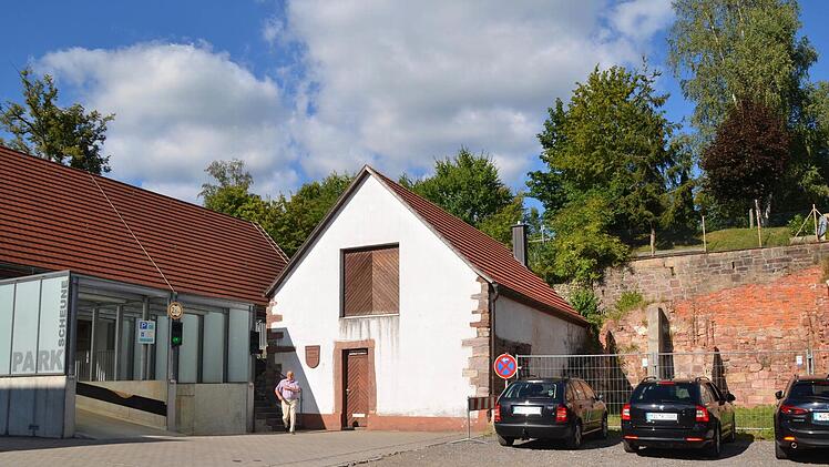 Die Schotterfläche in der Unteren Marktsraße wird seit 2010 als Parkplatz genutzt. Früher stand dort das Baywa-Gebäude, jetzt soll dort ein Funktionsgebäude mit öffentlichen Toiletten entstehen. Auch der Gerberkeller wird dabei saniert und wieder nutzbar gemacht. Foto: Kathrin Kupka-Hahn