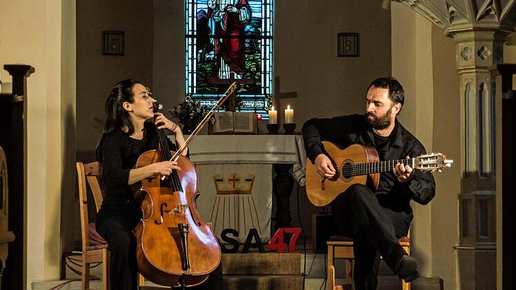 Das Duo Zaruk gastierte in der Johanneskirche Elsa: Cellistin Iris Azquinezer und Gitarrist Rainer Seiferth. Foto: Jochen Berger