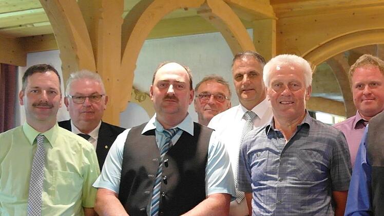 Kreisobmann Siegfried Schaub (2.von links) freut sich über die neu vereidigten Feldgeschworenen (von links): Andreas Martin, Andree Schneider, Karl Dätig, Karl-Heinz Klug, Walter Bug, Jochen Müller, Stephanie Elm