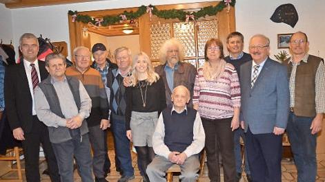Zahlreiche Gratulanten drückten Ludwig Treuner (vorne sitzend) ihre Glückwünsche zum 90. Geburtstag aus.  Foto: Karl-Heinz Hofmann