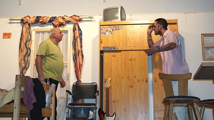 Sohn Josef ist abgebrannt und sucht nach Geld.Richard Sänger