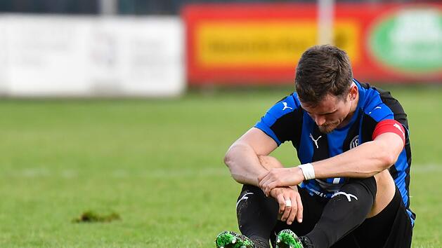 Herzogenaurachs Kapit&auml;n Eric St&uuml;bing sitzt nach der Niederlage beim FSV Stadeln entt&auml;uscht auf dem Rasen.&nbsp; Foto: Sportfoto Zink