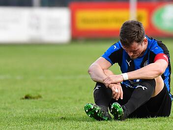 Herzogenaurachs Kapit&auml;n Eric St&uuml;bing sitzt nach der Niederlage beim FSV Stadeln entt&auml;uscht auf dem Rasen.&nbsp; Foto: Sportfoto Zink