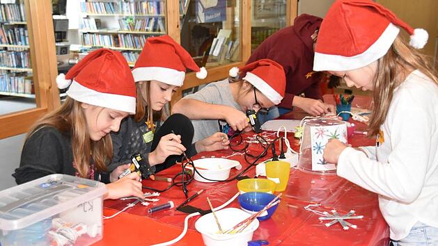 Emily, Anne und Ann-Katrin bastelten glitzernde Schneeflocken.  Foto: Uschi Prawitz