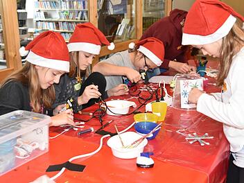 Emily, Anne und Ann-Katrin bastelten glitzernde Schneeflocken.  Foto: Uschi Prawitz