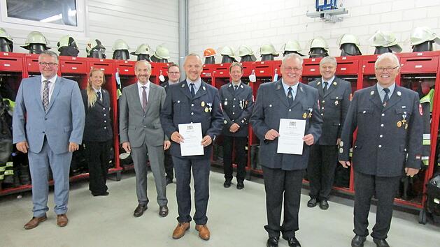 Die Geehrten mit B&uuml;rgermeister Marc Benker, Brandschutzerzieherin Carola Dietzsch, stellvertretendem Landrat J&ouml;rg Kunstmann, Jugendwart Justus Tischh&ouml;fer, Ronny Metzner, Kommandant J&uuml;rgen Gampert, Gerald Str&ouml;&szlig;enreuther, Kreisbrandinspektor Fritz Weinlein, Vorsitzendem Hans Tischh&ouml;fermf