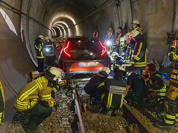 Bochum: Nach medizinischem Notfall - Frau (63) f&auml;hrt mit Auto in U-Bahn-Tunnel