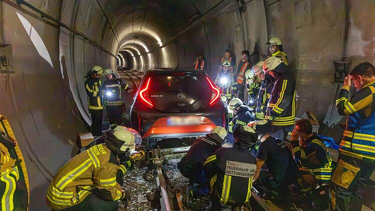 Bochum: Nach medizinischem Notfall - Frau (63) f&auml;hrt mit Auto in U-Bahn-Tunnel