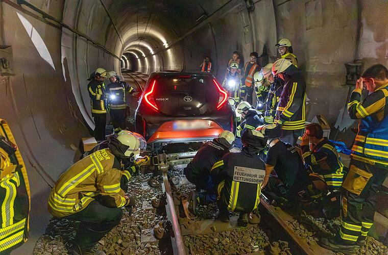 Bochum: Nach medizinischem Notfall - Frau (63) fährt mit Auto in U-Bahn-Tunnel