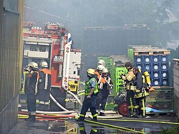 Die Einsatzkräfte hatten beim Großbrand in der Gaustadter Brauerei schwere Aufgaben zu lösen. Teilweise gingen sie mit Atemschutz an ihren Einsatzort. Foto: Ronald Rinklef