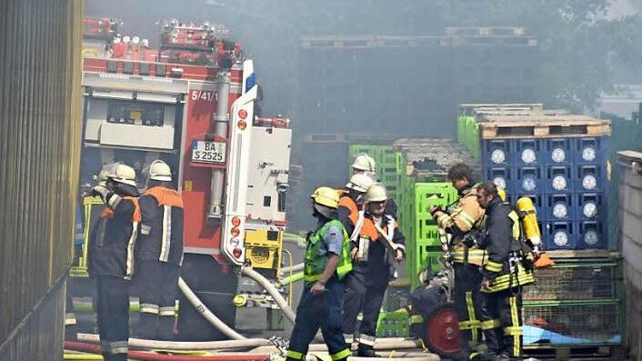 Die Einsatzkräfte hatten beim Großbrand in der Gaustadter Brauerei schwere Aufgaben zu lösen. Teilweise gingen sie mit Atemschutz an ihren Einsatzort. Foto: Ronald Rinklef