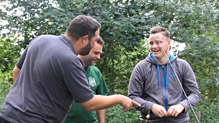 Michael Kastl, Zweiter Vorsitzender der Angelfreunde Pfaffendorf, und Jugendwart Mario Werres geben Jungangler Justin Schwarz (von links) Tipps zum Angeln. Foto: Helmut Will
