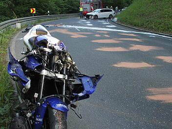 Die Unfallmaschine und im Hintergrund der Wagen, in den die Yamaha geschleudert war. Foto: Jürgen Gärtner