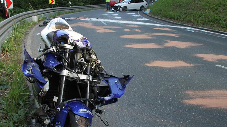 Die Unfallmaschine und im Hintergrund der Wagen, in den die Yamaha geschleudert war. Foto: Jürgen Gärtner