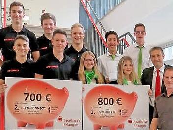 Die glücklichen Gewinnerteams mit ihrem Lehrer , Roman Ochmann und Herr Michael Rottmann, dem Leiter der Sparkassengeschäftsstelle in der Möhrendorfer Strasse, der für die Betreuung des ASG zuständig ist.
