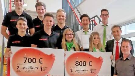 Die glücklichen Gewinnerteams mit ihrem Lehrer , Roman Ochmann und Herr Michael Rottmann, dem Leiter der Sparkassengeschäftsstelle in der Möhrendorfer Strasse, der für die Betreuung des ASG zuständig ist.