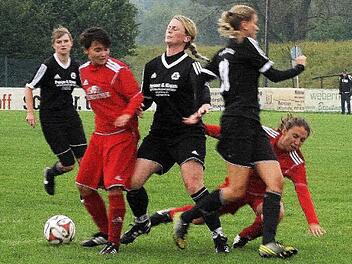 FC Michelau - FC Eintracht Bayreuth. Mit viel Einsatz unterbinden die Michelauerinnen Jasmin Hagel und Nadine Friedmann (schwarze Trikots) einen Angriff der beiden Bayreutherinnen Jessica Marx (li.) und Marina Vater. Foto: Heinz Marr
