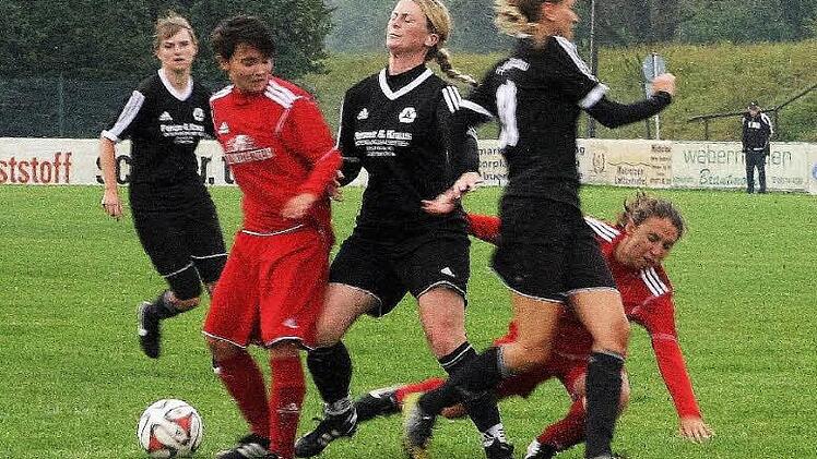 FC Michelau - FC Eintracht Bayreuth. Mit viel Einsatz unterbinden die Michelauerinnen Jasmin Hagel und Nadine Friedmann (schwarze Trikots) einen Angriff der beiden Bayreutherinnen Jessica Marx (li.) und Marina Vater. Foto: Heinz Marr