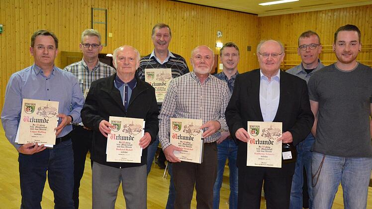 Für langjährige Treue wurden verdiente Mitglieder des TSV Gauaschach geehrt. Im Bild (von links): Edgar Balling, Werner Balling, Burkard Bickel, Hermann Oswald, Edwin Heinickel, Oliver Göbel und Karlheinz Schmitt. Die Ehrung nahmen der Vorsitzende Julian Engelhardt (rechts) und Ortssprecher Edmund Schaupp (links daneben) vor. Foto: Jana Keul