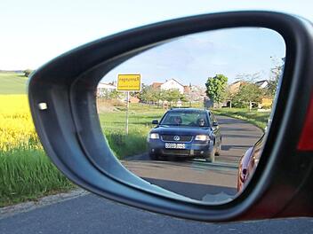 Welche Straßen sollen dieses Jahr in Rannungen repariert oder saniert werden? Dringend wäre der Ebenhäuserweg (Bild), meint das von der Gemeinde beauftragte Planungsbüro. Da die Bürger, die zur Kasse gebeten würden, noch nicht darüber informiert sind, wird es damit 2017 wohl nichts. Welche Straßen an der Reihe sind, entscheidet sich in der nächsten Sitzung des Gemeinderates.  Foto: Dieter Britz