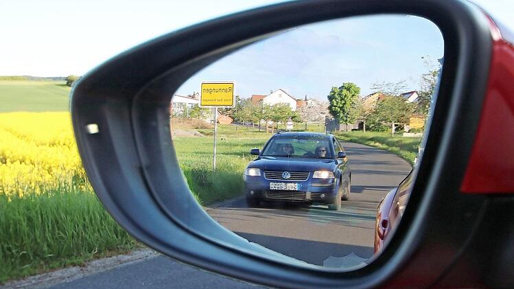 Welche Straßen sollen dieses Jahr in Rannungen repariert oder saniert werden? Dringend wäre der Ebenhäuserweg (Bild), meint das von der Gemeinde beauftragte Planungsbüro. Da die Bürger, die zur Kasse gebeten würden, noch nicht darüber informiert sind, wird es damit 2017 wohl nichts. Welche Straßen an der Reihe sind, entscheidet sich in der nächsten Sitzung des Gemeinderates.  Foto: Dieter Britz