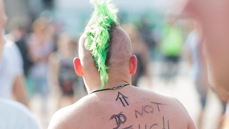 «Do not touch!» steht mit Verweis auf die Frisur Foto: Karmann, dpa