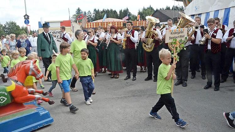 Wie im letzten Jahr wird auch heuer der Musikverein Steinbach am Wald zum Kinderfestzug aufspielen und wird am Sonntag beim Frühschoppen sowie am Montag im Festzelt die musikalischen Akzente setzen. Foto: K.-H. Hofmann/Archiv