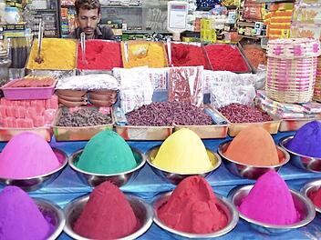 Dieses Bild aus der bunten Multivisionsschau zeigt einen farbenprächtigen Gewürzstand auf einem Markt in Goa. Foto: Alex Brand