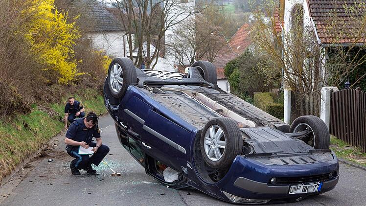 Bei einem Unfall in Landkreis Coburg hat sich ein 81-J&auml;hriger mit seinem Pkw &uuml;berschlagen. Foto: NEWS5 / DESK