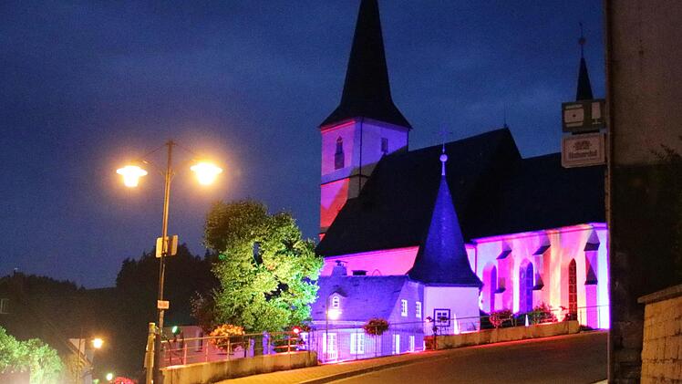 Zur Feier des Tages war die Heilig-Geist-Kirche  farbig illuminiert.