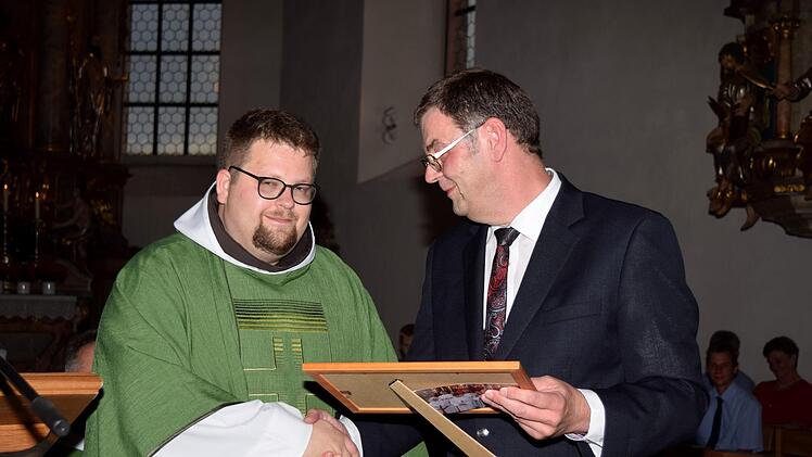 Im Namen der  Pfarrgemeinde von Altenkunstadt verabschiedete Pfarrgemeinderatsvorsitzender Thomas Geldner Pater Bonifanz und &uuml;berreichte ihm ein Erinnerungsgeschenk.Dieter Radziej