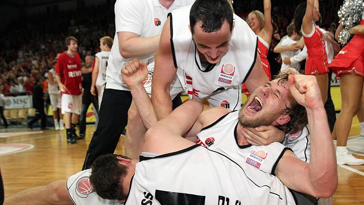 17.Juni 2010: Anton Gavel reißt nach dem 72:70-Finalsieg gegen Frankfurt im Freudentaumel Tibor Pleiß zu Boden, und Karsten Tadda (hinten) umarmt den Spielmacher. Foto: sportpress