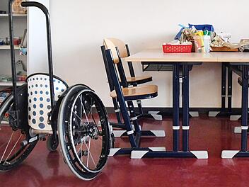 Ein Rollstuhl steht in einem Klassenraum. Symbolbild: Maurizio Gambarini/dpa