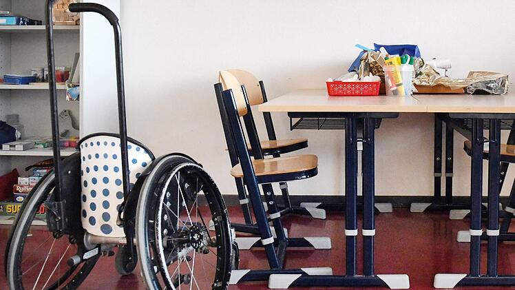 Ein Rollstuhl steht in einem Klassenraum. Symbolbild: Maurizio Gambarini/dpa