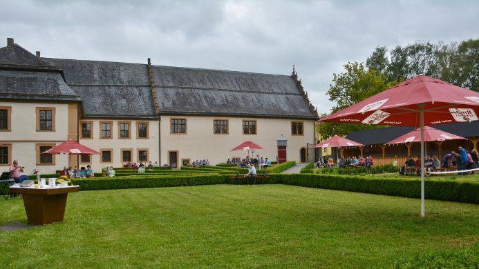 Der durch kleine Büsche abgrenzte Garten hinter dem Abteigebäude in Maria Bildhausen eignete sich als Abtrennung für die einzelnen Gruppen in Zeiten der Corona-Pandemie. Foto: Hanns Friedrich