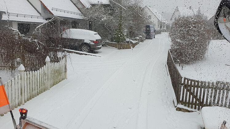 Blick aus dem  Räumfahrzeug in der Straße Almooswiesen in Ermreuth Foto: Uli Kropius