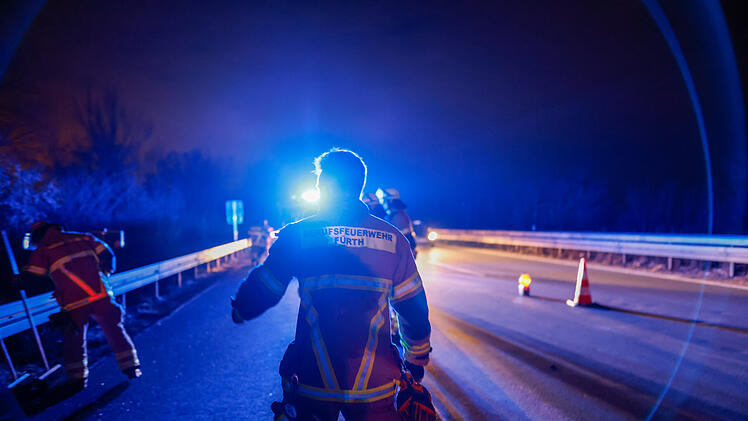 Drei Verletzte bei Auffahrunfall nach Reifenplatzer