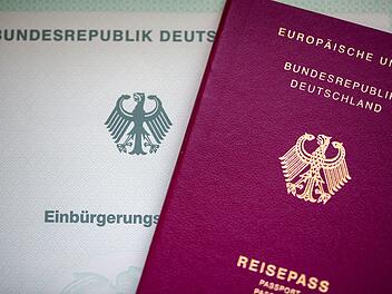 Einb&uuml;rgerungsurkunde und Reisepass