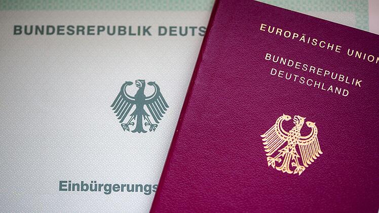 Einb&uuml;rgerungsurkunde und Reisepass
