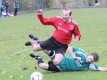 Elfmeter ohne Folgen: Auf den Kreidepunkt deutete der Unparteiische bei dieser Aktion des Garitzers Michael Mützel gegen den Fuchsstädter Andreas Ermisch. Den anschließenden Strafstoß parierte allerdings SV-Keeper Alexander Werner im Duell mit Simon Bolz. Foto: ssp