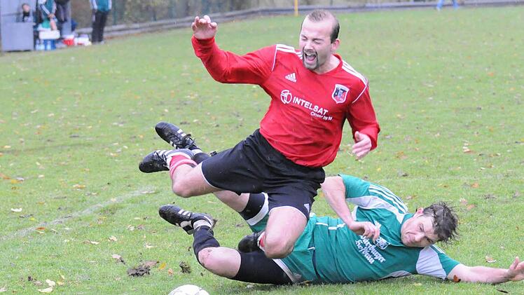 Elfmeter ohne Folgen: Auf den Kreidepunkt deutete der Unparteiische bei dieser Aktion des Garitzers Michael Mützel gegen den Fuchsstädter Andreas Ermisch. Den anschließenden Strafstoß parierte allerdings SV-Keeper Alexander Werner im Duell mit Simon Bolz. Foto: ssp
